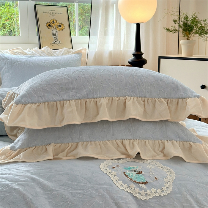 91家纺网 家纺一手货源 找家纺 兰紫橙家纺 2025新款韩式花边款剪花提花牛奶绒四件套 花边款-一路生花-蓝