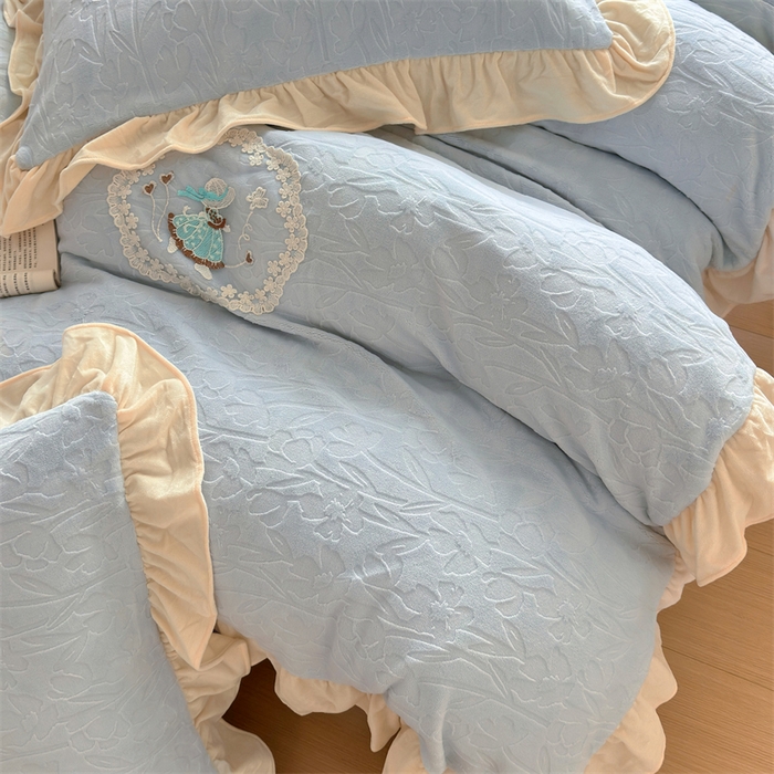 91家纺网 家纺一手货源 找家纺 兰紫橙家纺 2025新款韩式花边款剪花提花牛奶绒四件套 花边款-一路生花-蓝