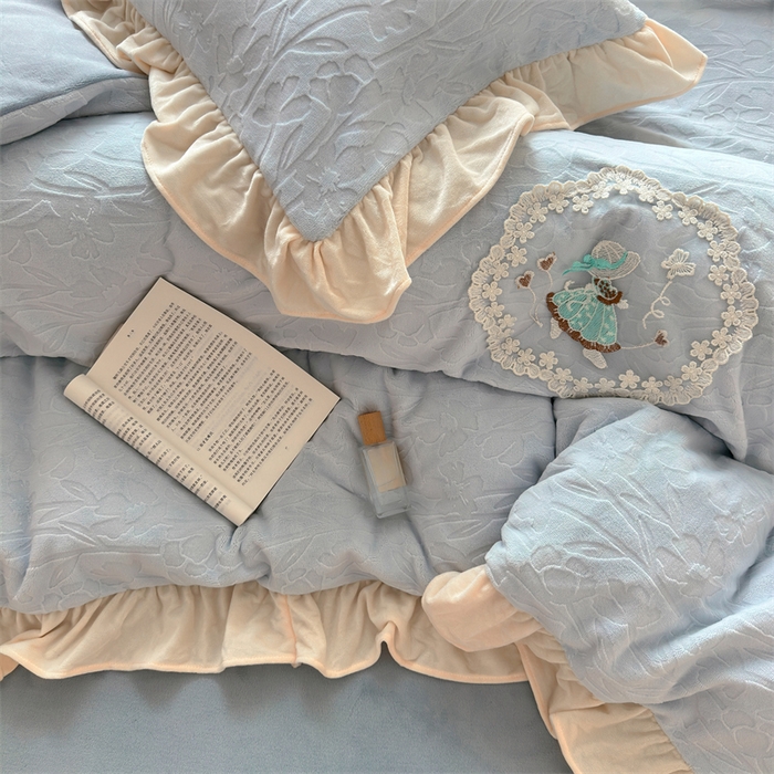 91家纺网 家纺一手货源 找家纺 兰紫橙家纺 2025新款韩式花边款剪花提花牛奶绒四件套 花边款-一路生花-蓝