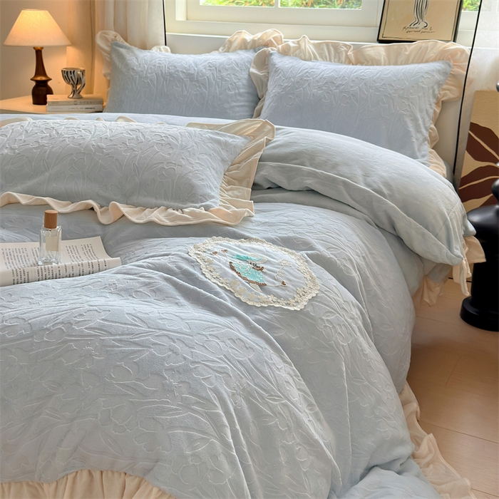 91家纺网 家纺一手货源 找家纺 兰紫橙家纺 2025新款韩式花边款剪花提花牛奶绒四件套 花边款-一路生花-蓝