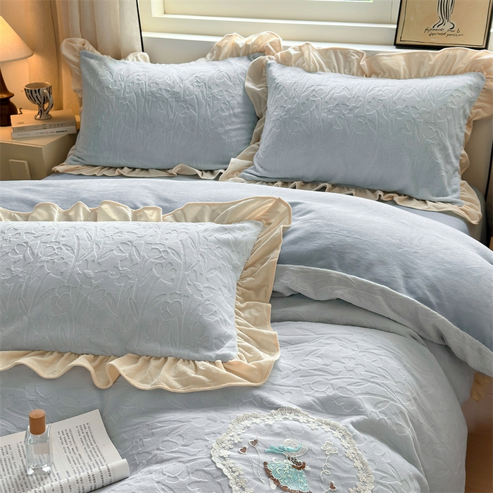 91家纺网 家纺一手货源 找家纺 兰紫橙家纺 2025新款韩式花边款剪花提花牛奶绒四件套 花边款-一路生花-蓝