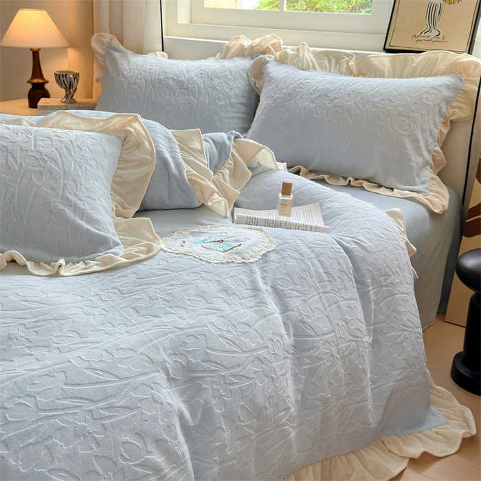 91家纺网 家纺一手货源 找家纺 兰紫橙家纺 2025新款韩式花边款剪花提花牛奶绒四件套 花边款-一路生花-蓝