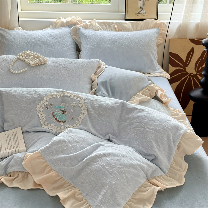 91家纺网 家纺一手货源 找家纺 兰紫橙家纺 2025新款韩式花边款剪花提花牛奶绒四件套 花边款-一路生花-蓝