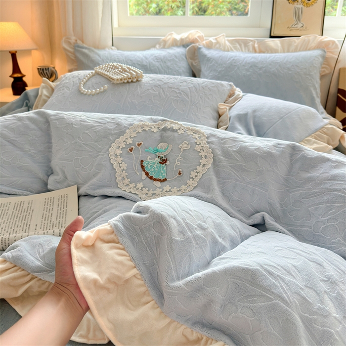 91家纺网 家纺一手货源 找家纺 兰紫橙家纺 2025新款韩式花边款剪花提花牛奶绒四件套 花边款-一路生花-蓝