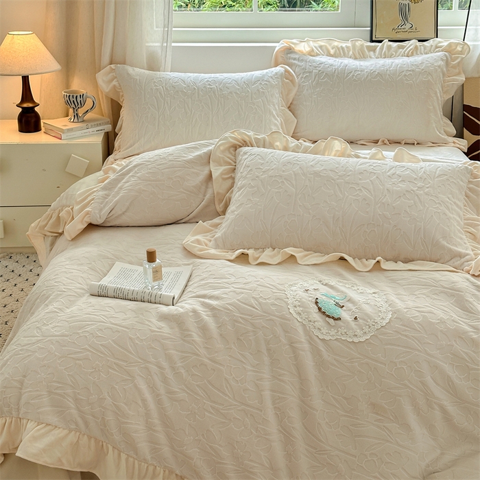 91家纺网 家纺一手货源 找家纺 兰紫橙家纺 2025新款韩式花边款剪花提花牛奶绒四件套 花边款-一路生花-米咖