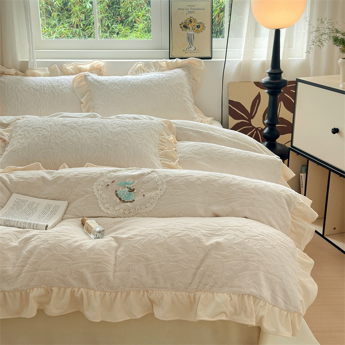 91家纺网 家纺一手货源 找家纺 兰紫橙家纺 2025新款韩式花边款剪花提花牛奶绒四件套 花边款-一路生花-米咖