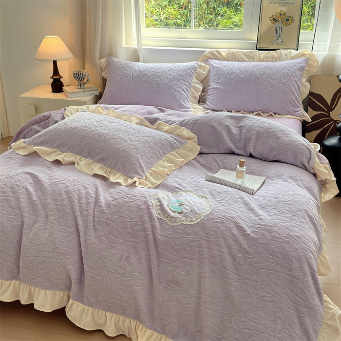 91家纺网 家纺一手货源 找家纺 兰紫橙家纺 2025新款韩式花边款剪花提花牛奶绒四件套 花边款-一路生花-紫