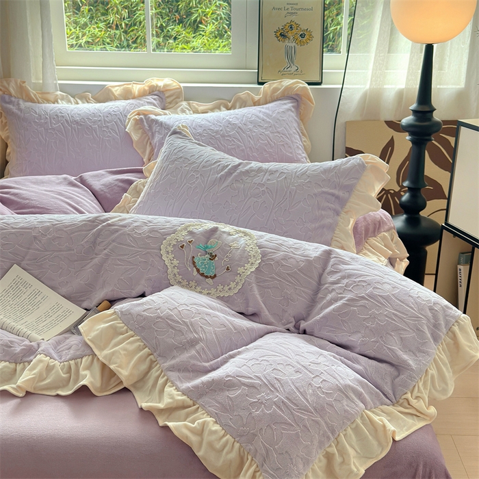 91家纺网 家纺一手货源 找家纺 兰紫橙家纺 2025新款韩式花边款剪花提花牛奶绒四件套 花边款-一路生花-紫