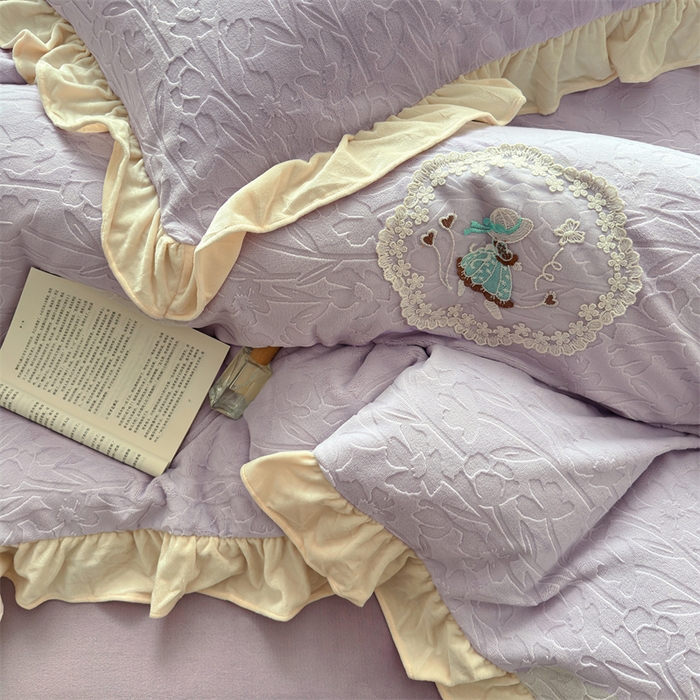 91家纺网 家纺一手货源 找家纺 兰紫橙家纺 2025新款韩式花边款剪花提花牛奶绒四件套 花边款-一路生花-紫