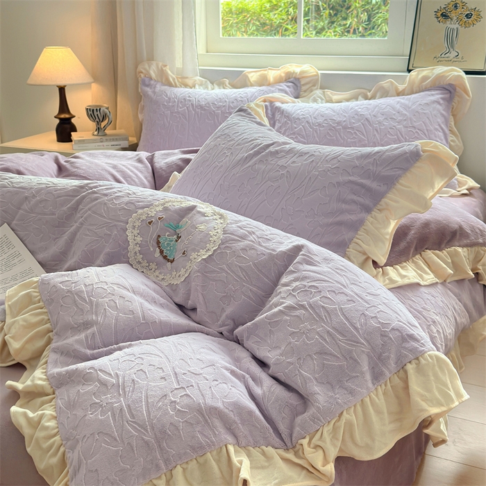 91家纺网 家纺一手货源 找家纺 兰紫橙家纺 2025新款韩式花边款剪花提花牛奶绒四件套 花边款-一路生花-紫