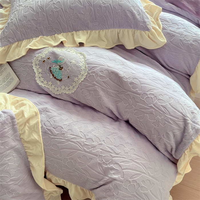 91家纺网 家纺一手货源 找家纺 兰紫橙家纺 2025新款韩式花边款剪花提花牛奶绒四件套 花边款-一路生花-紫