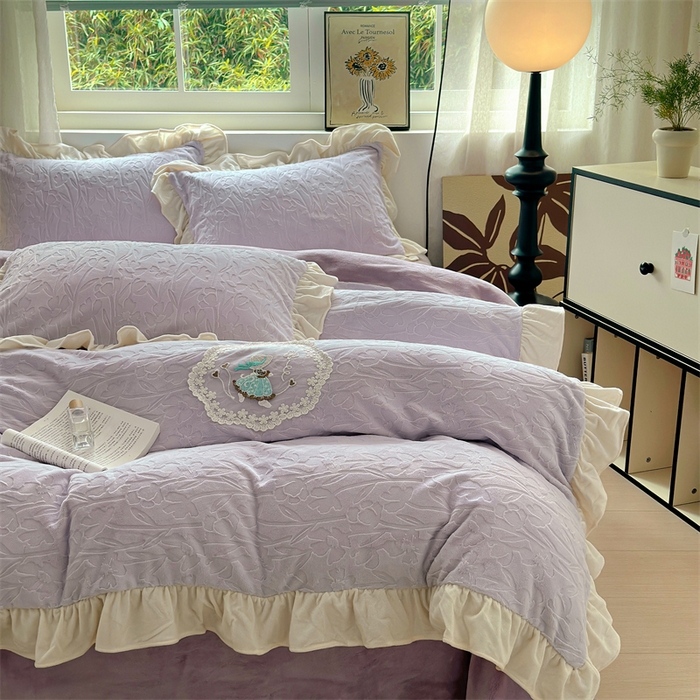 91家纺网 家纺一手货源 找家纺 兰紫橙家纺 2025新款韩式花边款剪花提花牛奶绒四件套 花边款-一路生花-紫