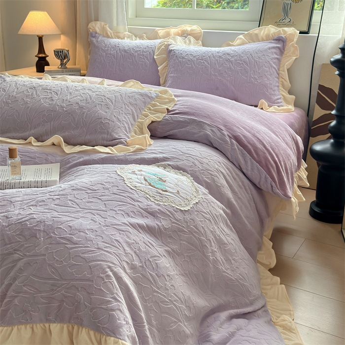 91家纺网 家纺一手货源 找家纺 兰紫橙家纺 2025新款韩式花边款剪花提花牛奶绒四件套 花边款-一路生花-紫