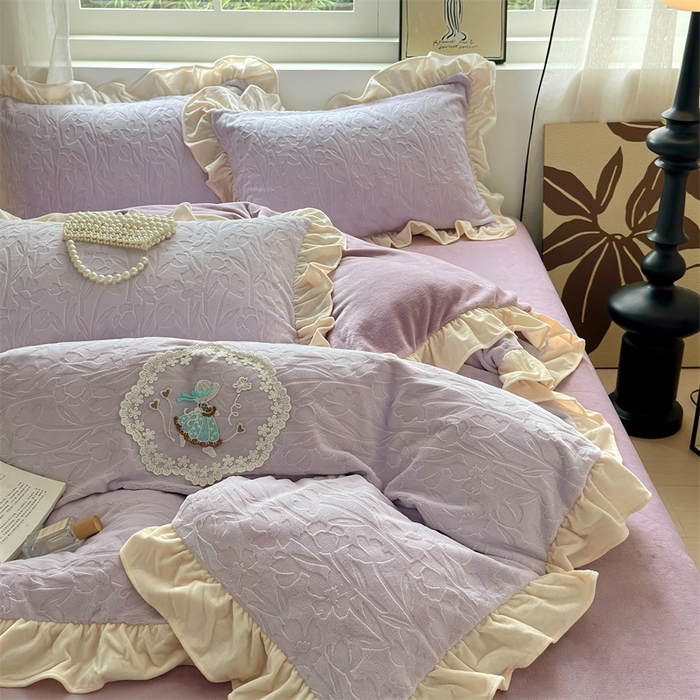 91家纺网 家纺一手货源 找家纺 兰紫橙家纺 2025新款韩式花边款剪花提花牛奶绒四件套 花边款-一路生花-紫