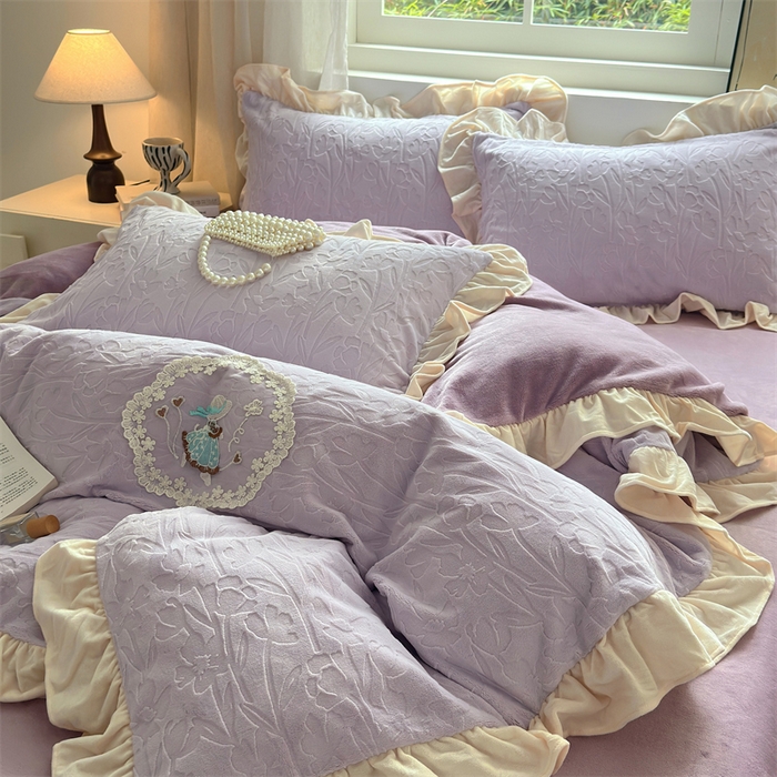 91家纺网 家纺一手货源 找家纺 兰紫橙家纺 2025新款韩式花边款剪花提花牛奶绒四件套 花边款-一路生花-紫