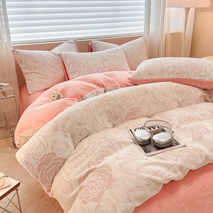 91家纺网 家纺一手货源 找家纺 眠博士 2025新款立体雕花牛奶绒加厚保暖四件套 立体雕花-朵美粉