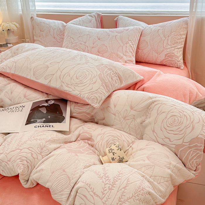 91家纺网 家纺一手货源 找家纺 眠博士 2025新款立体雕花牛奶绒加厚保暖四件套 立体雕花-朵美粉