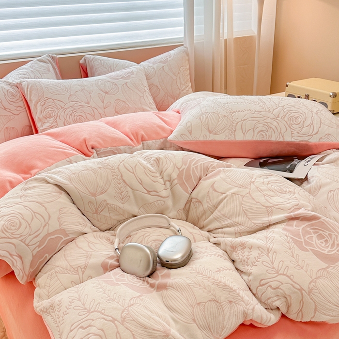 91家纺网 家纺一手货源 找家纺 眠博士 2025新款立体雕花牛奶绒加厚保暖四件套 立体雕花-朵美粉