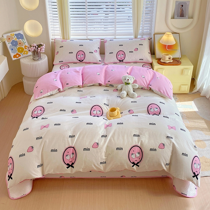 91家纺网 家纺一手货源 找家纺 羽爱家纺 2025新款A类双面印花全棉水洗床盖套件-三件套 草莓奶昔-