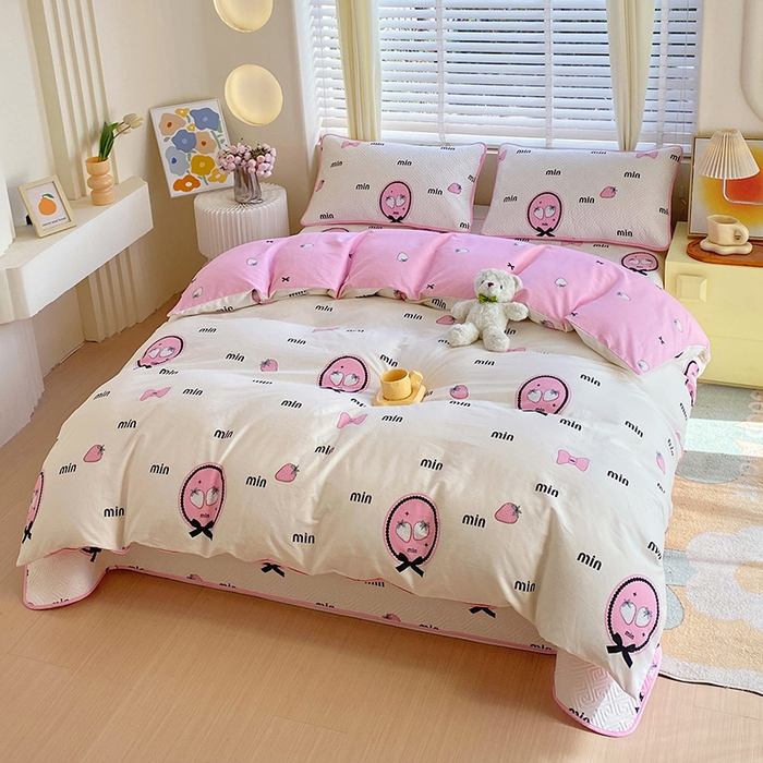 91家纺网 家纺一手货源 找家纺 羽爱家纺 2025新款A类双面印花全棉水洗床盖套件-三件套 草莓奶昔-