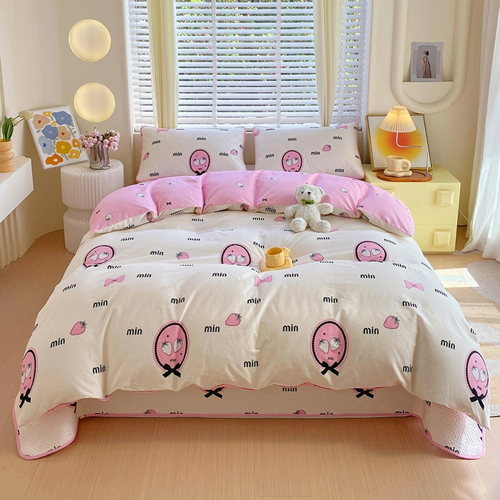 91家纺网 家纺一手货源 找家纺 羽爱家纺 2025新款A类双面印花全棉水洗床盖套件-三件套 草莓奶昔-