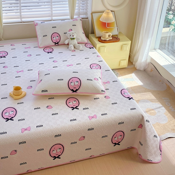 91家纺网 家纺一手货源 找家纺 羽爱家纺 2025新款A类双面印花全棉水洗床盖套件-三件套 草莓奶昔-