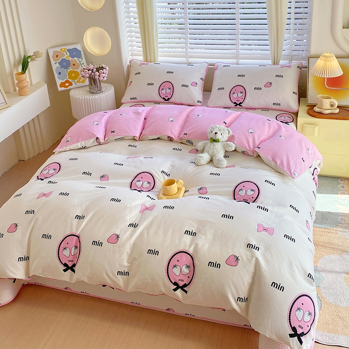 91家纺网 家纺一手货源 找家纺 羽爱家纺 2025新款A类双面印花全棉水洗床盖套件-三件套 草莓奶昔-