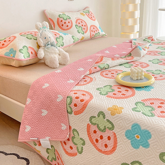 91家纺网 家纺一手货源 找家纺 羽爱家纺 2025新款A类双面印花全棉水洗床盖套件-三件套 草莓物语-