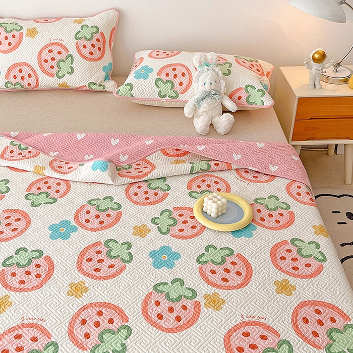 91家纺网 家纺一手货源 找家纺 羽爱家纺 2025新款A类双面印花全棉水洗床盖套件-三件套 草莓物语-