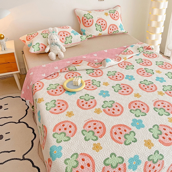 91家纺网 家纺一手货源 找家纺 羽爱家纺 2025新款A类双面印花全棉水洗床盖套件-三件套 草莓物语-