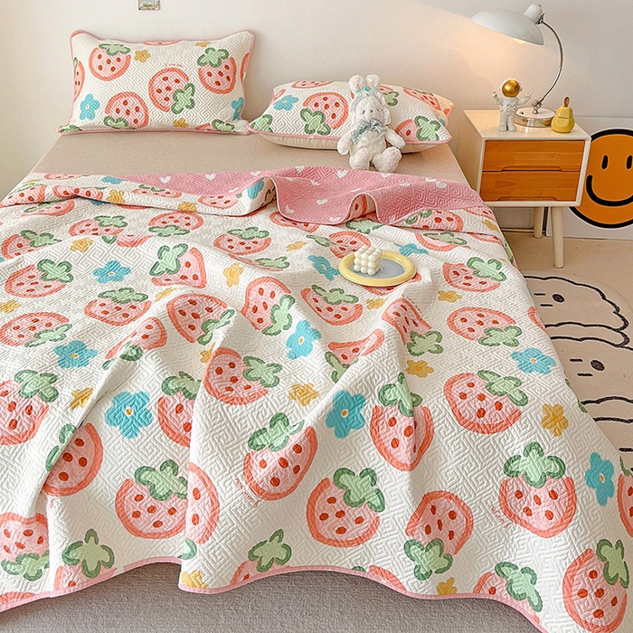91家纺网 家纺一手货源 找家纺 羽爱家纺 2025新款A类双面印花全棉水洗床盖套件-三件套 草莓物语-