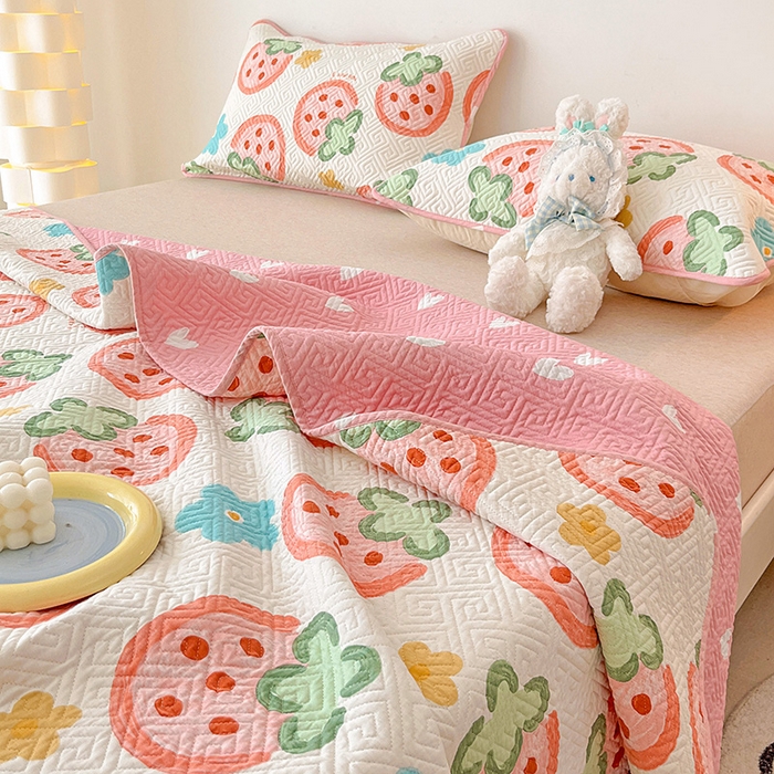 91家纺网 家纺一手货源 找家纺 羽爱家纺 2025新款A类双面印花全棉水洗床盖套件-三件套 草莓物语-