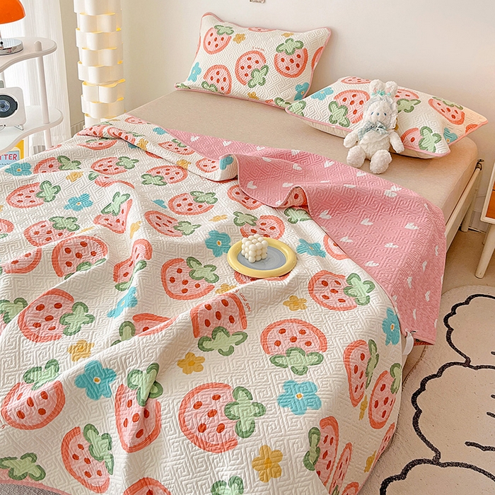 91家纺网 家纺一手货源 找家纺 羽爱家纺 2025新款A类双面印花全棉水洗床盖套件-三件套 草莓物语-