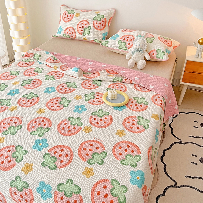 91家纺网 家纺一手货源 找家纺 羽爱家纺 2025新款A类双面印花全棉水洗床盖套件-三件套 草莓物语-