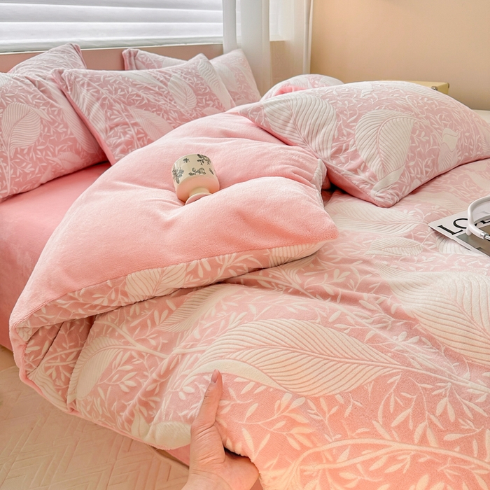91家纺网 家纺一手货源 找家纺 眠博士 2025新款立体雕花牛奶绒加厚保暖四件套 立体雕花-千叶粉