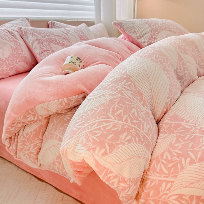 91家纺网 家纺一手货源 找家纺 眠博士 2025新款立体雕花牛奶绒加厚保暖四件套 立体雕花-千叶粉