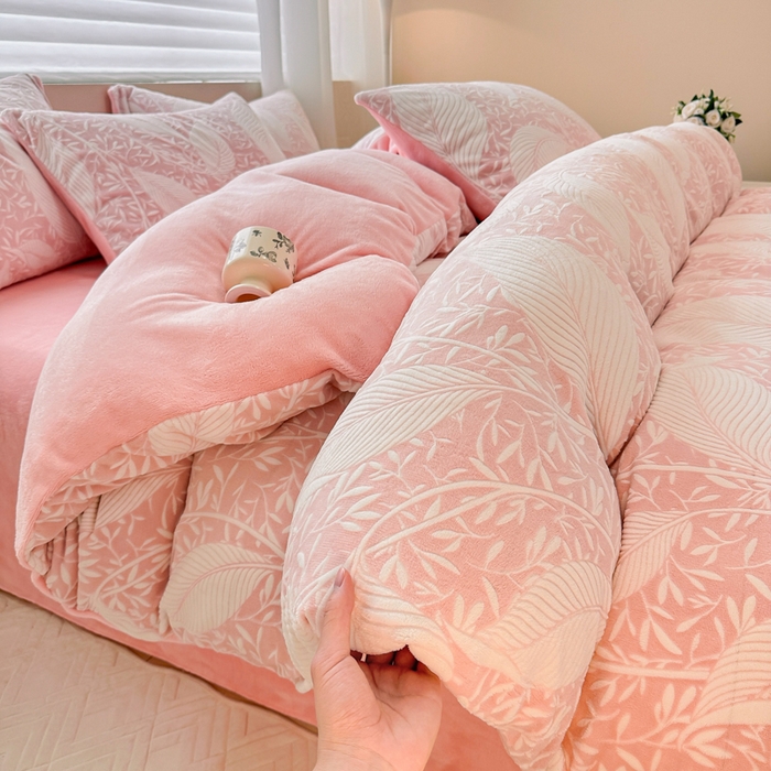 91家纺网 家纺一手货源 找家纺 眠博士 2025新款立体雕花牛奶绒加厚保暖四件套 立体雕花-千叶粉