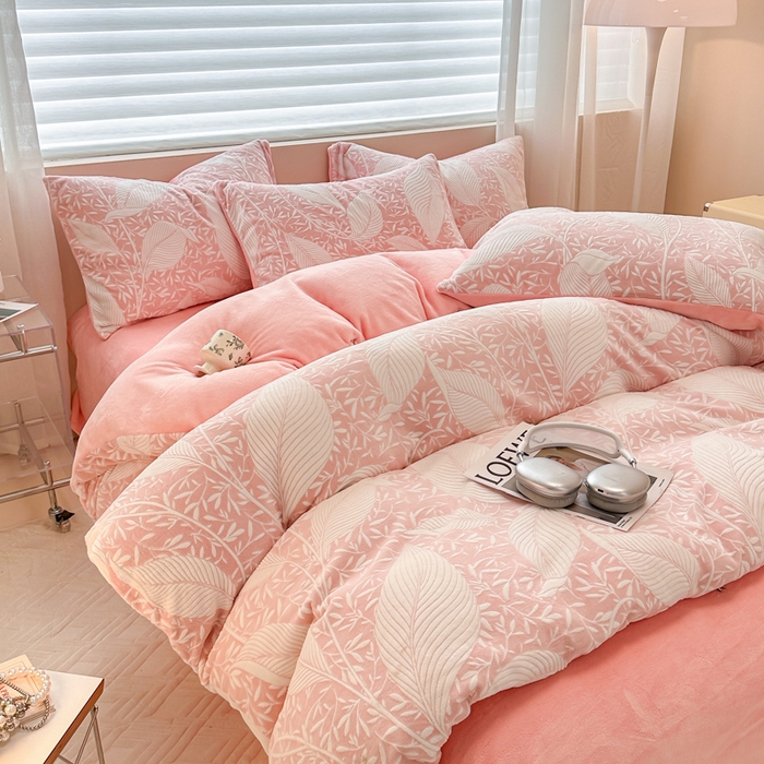 91家纺网 家纺一手货源 找家纺 眠博士 2025新款立体雕花牛奶绒加厚保暖四件套 立体雕花-千叶粉