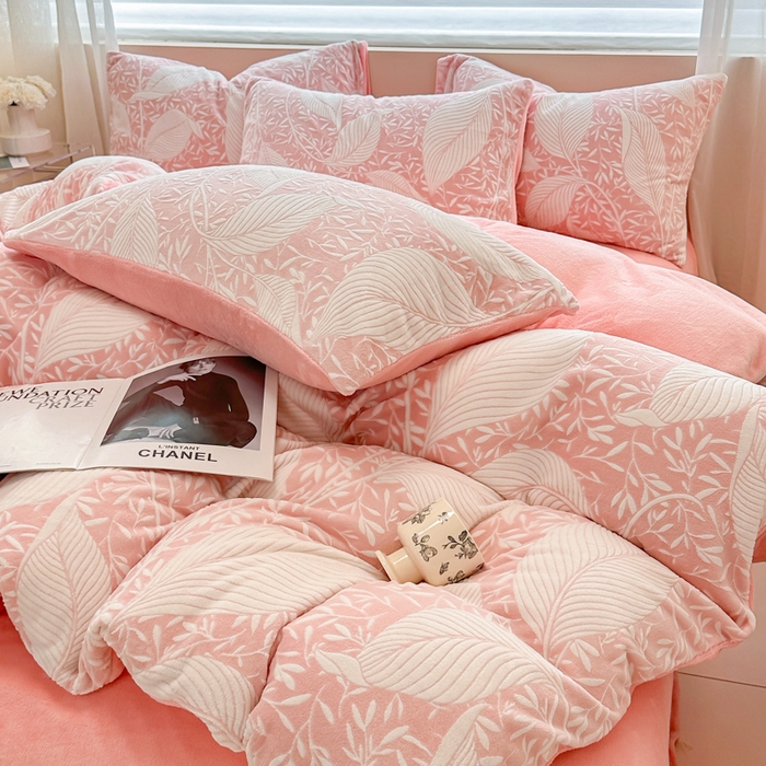 91家纺网 家纺一手货源 找家纺 眠博士 2025新款立体雕花牛奶绒加厚保暖四件套 立体雕花-千叶粉