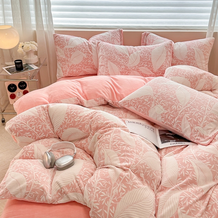 91家纺网 家纺一手货源 找家纺 眠博士 2025新款立体雕花牛奶绒加厚保暖四件套 立体雕花-千叶粉