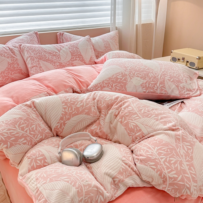 91家纺网 家纺一手货源 找家纺 眠博士 2025新款立体雕花牛奶绒加厚保暖四件套 立体雕花-千叶粉