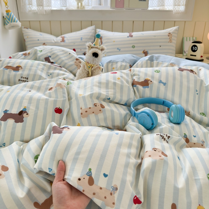 91家纺网 家纺一手货源 找家纺 曼之夏 2025新款全棉纯棉40支学生季卡通印花四件套 椰蓝小腊肠