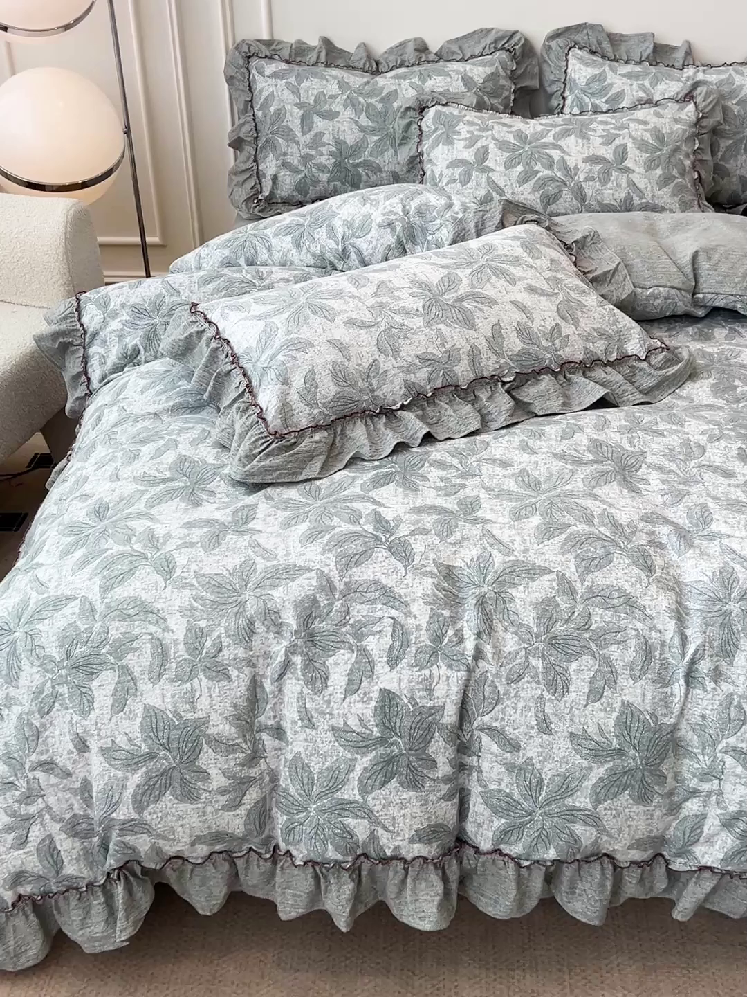 91家纺网 家纺一手货源 找家纺 逸林家纺《原希尔顿逸林》 2025秋冬新品加厚高克重亚麻复古原麻皱皱纱印花四件套法式花边 叶之舞