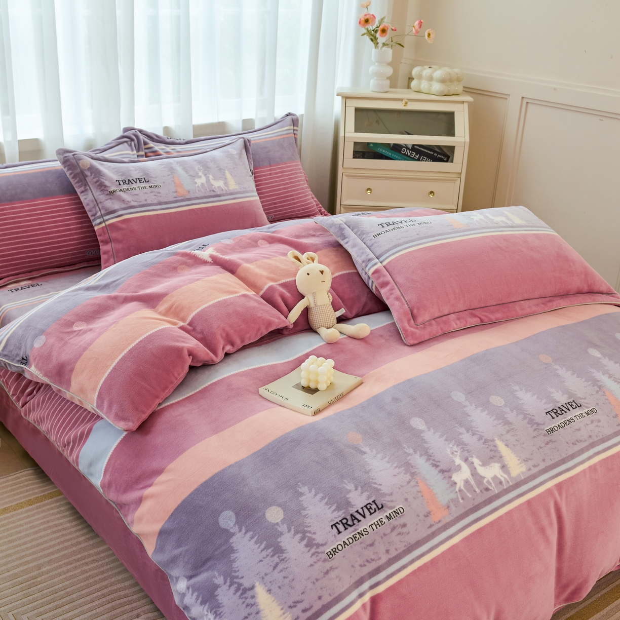 91家纺网 家纺一手货源 找家纺 尚品凤凰2025新款高克重印花牛奶绒四件套-工艺款 林深见鹿-粉