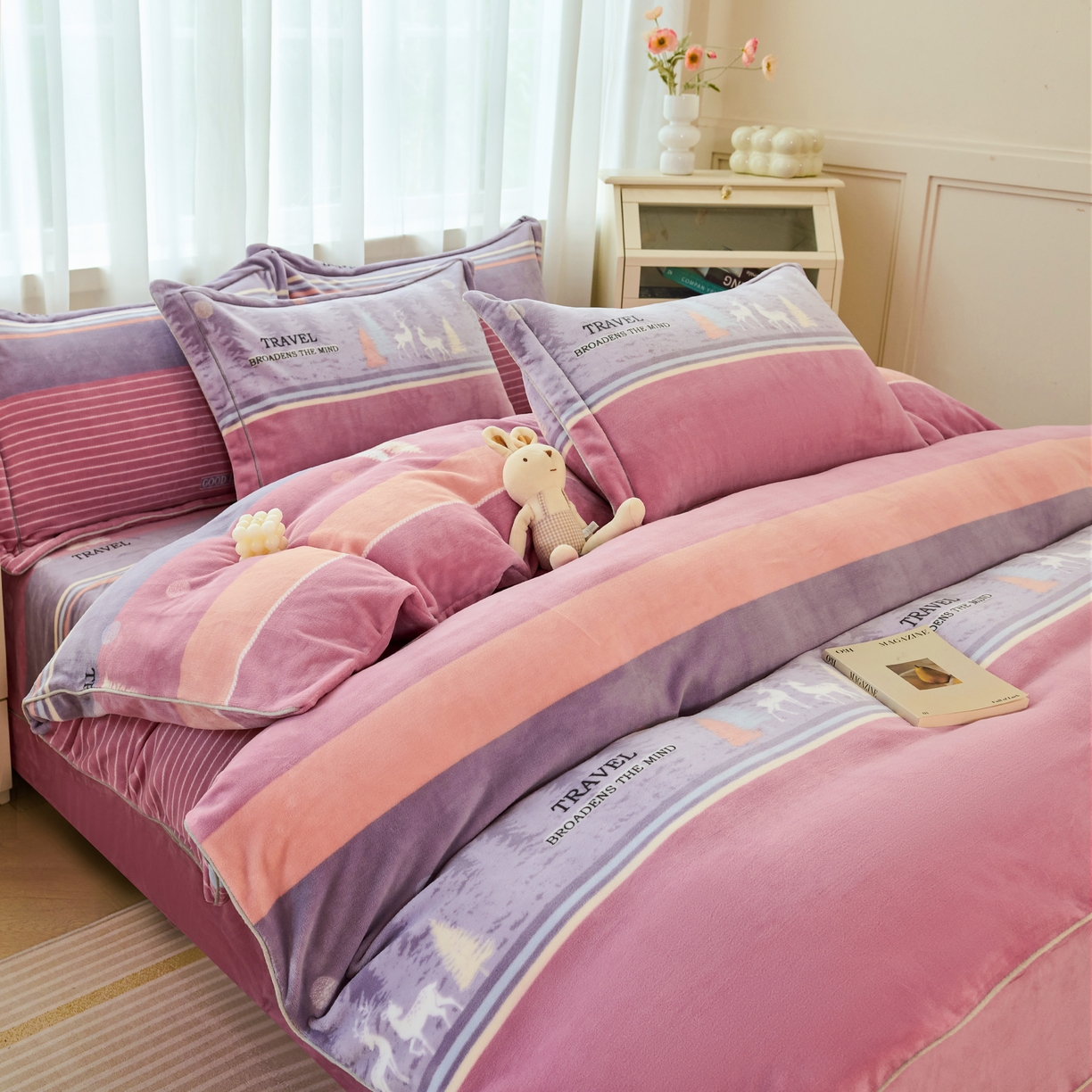 91家纺网 家纺一手货源 找家纺 尚品凤凰2025新款高克重印花牛奶绒四件套-工艺款 林深见鹿-粉