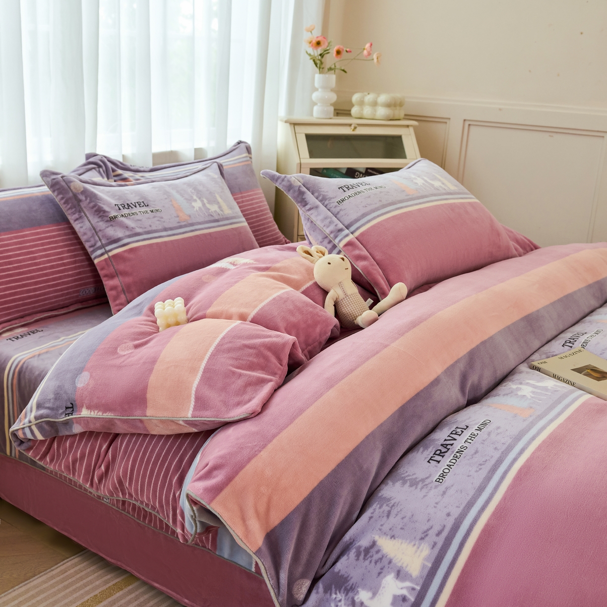 91家纺网 家纺一手货源 找家纺 尚品凤凰2025新款高克重印花牛奶绒四件套-工艺款 林深见鹿-粉