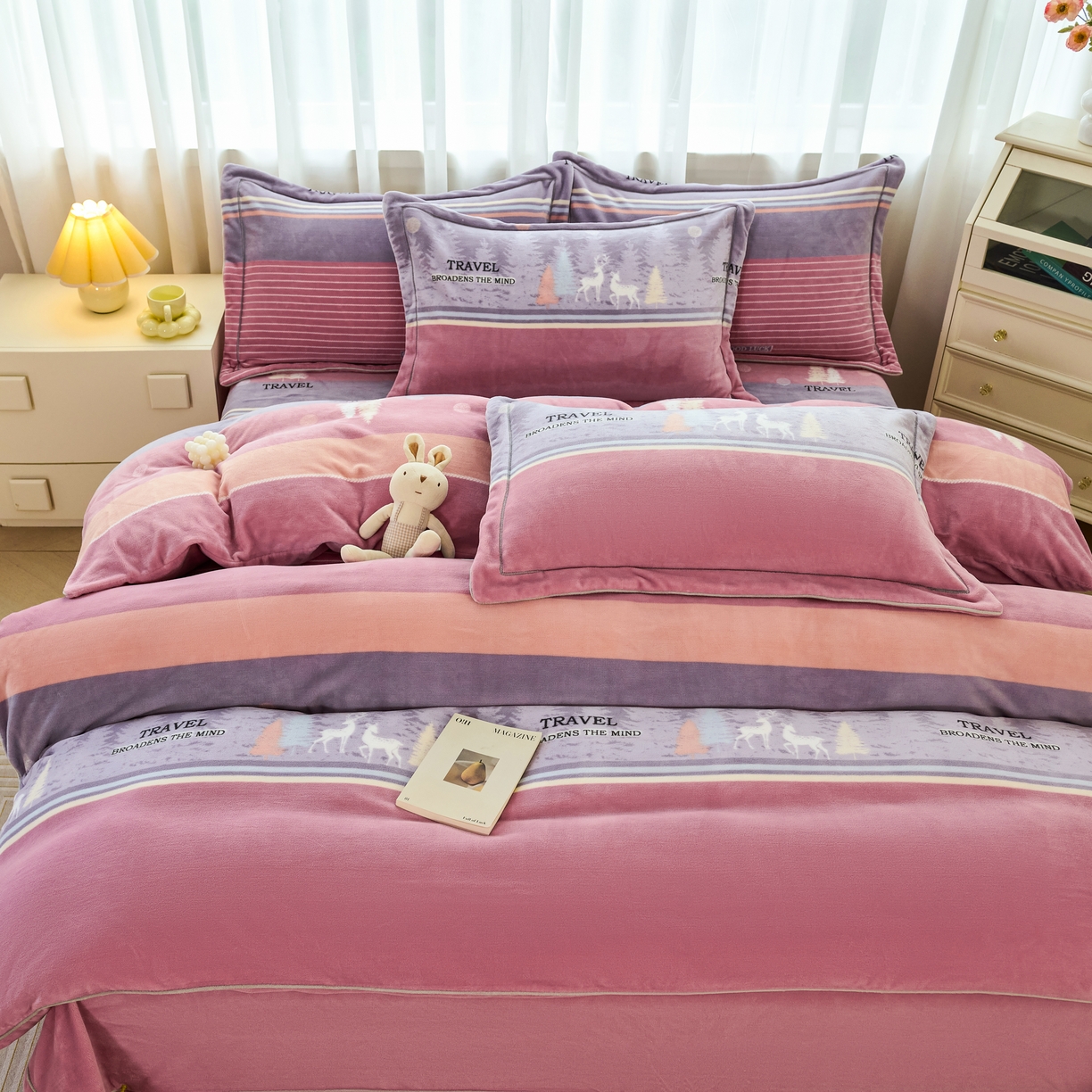 91家纺网 家纺一手货源 找家纺 尚品凤凰2025新款高克重印花牛奶绒四件套-工艺款 林深见鹿-粉