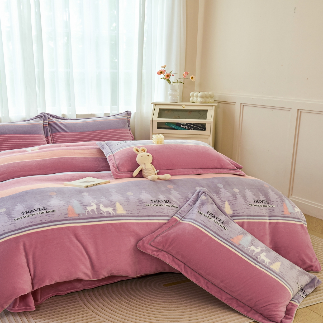 91家纺网 家纺一手货源 找家纺 尚品凤凰2025新款高克重印花牛奶绒四件套-工艺款 林深见鹿-粉