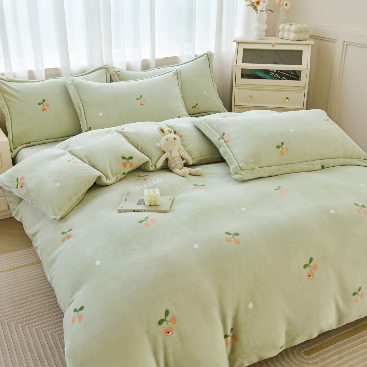 91家纺网 家纺一手货源 找家纺 尚品凤凰2025新款高克重印花牛奶绒四件套-工艺款 水果樱桃-绿