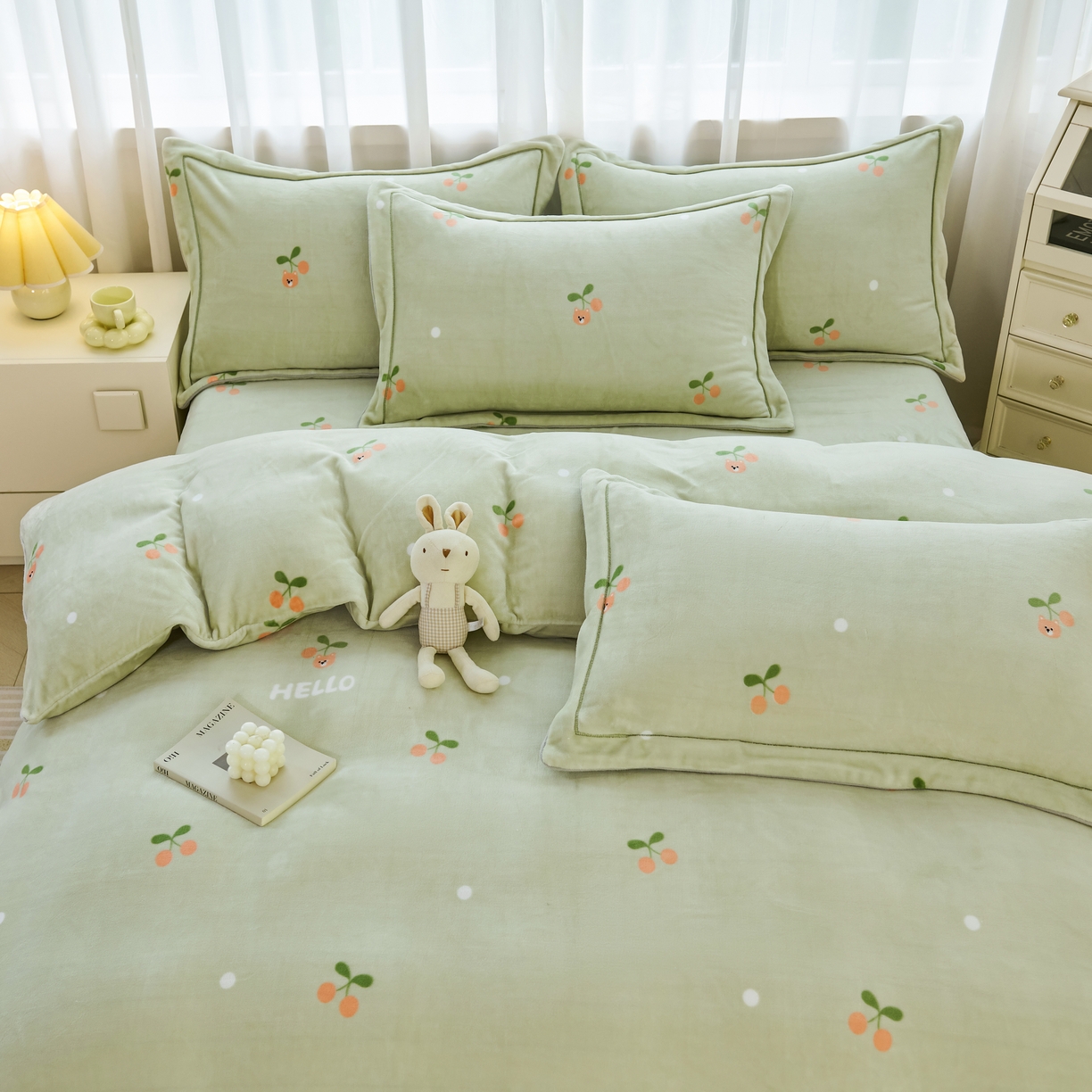 91家纺网 家纺一手货源 找家纺 尚品凤凰2025新款高克重印花牛奶绒四件套-工艺款 水果樱桃-绿